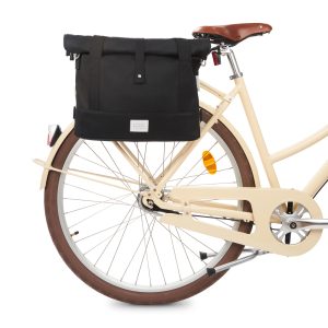 city bike satchel svart framsida fäst på cykelns pakethållare