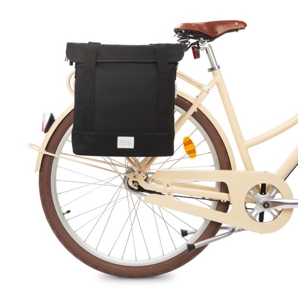 city bike tote svart fäst på cykelns pakethållare med vario krokar