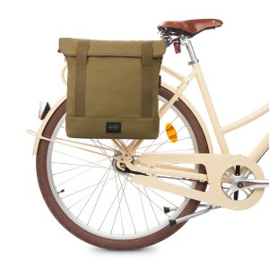 city bike tote olive fäst på cykelns pakethållare med vario krokar