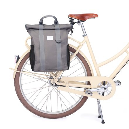 Weathergoods sac de vélo wkndr bikepack gris clipsé sur le vélo pas de bretelles montrant