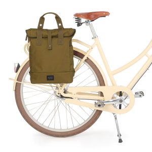 city bikepack olive fäst på cykelns pakethållare inga axelremmar syns