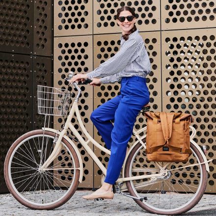 woman cycling with city bikepack xl toffee on bike
