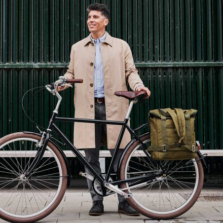 man standing with city bikepack xl olive on bike